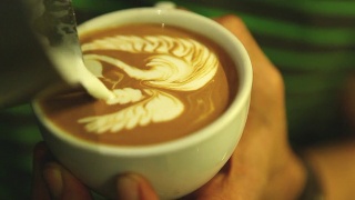 HD:拿铁艺术，咖啡师倒牛奶。视频素材模板下载