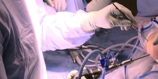 外科医生使用现代器械进行手术