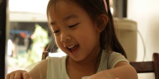 亚洲可爱的小女孩在看书