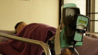 摄影:躺在医院病床上的亚洲老妇人视频素材模板下载