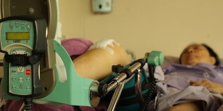 摄影:躺在医院病床上的亚洲老妇人