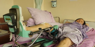 快速射击:躺在医院病床上的亚洲老妇人