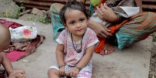 父亲打扮她的女儿在印度农村家庭