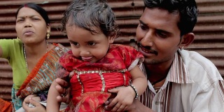幸福的印度亚裔农村家庭，有两个孩子
