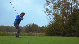 高尔夫球手击球的慢动作镜头视频素材模板下载