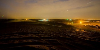 T/L 8K拍摄的红绿灯在沙漠