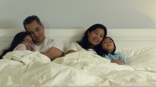 一家人躺在床上视频素材模板下载