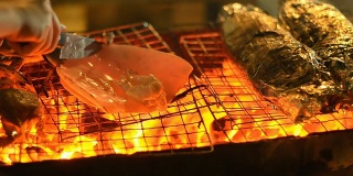 平底锅:切下大鱿鱼，放在海鲜烧烤上