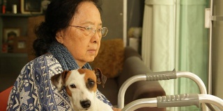亚洲高级妇女坐在她的狗
