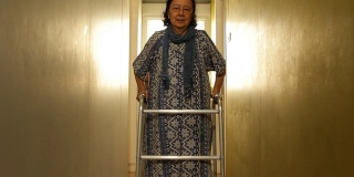 亚洲老年妇女走在她的助步器