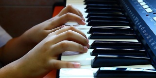 男孩弹钢琴。