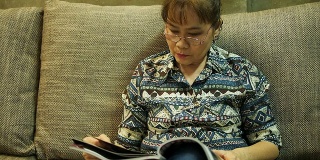 老年妇女读书