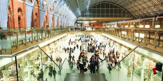 拥挤的伦敦火车站，时光流逝