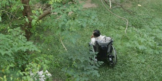 亚洲资深妇女寻找一个人在她的轮椅上