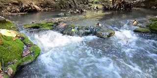 河流漫过岩石