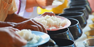 当地人的仪式。米饭在碗里。佛教的优点