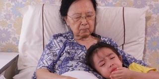 奶奶安慰正在哭泣的孙女