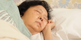 躺在医院里的老妇人