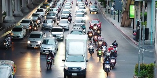 城市的道路交通，许多汽车在十字路口