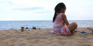 亚洲女孩在沙滩上玩，摄影。