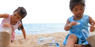 亚洲女孩在沙滩上玩耍