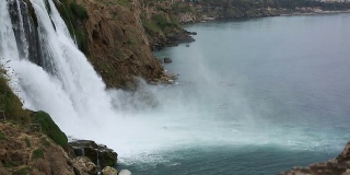 瀑布流入港口，后面是城市，安塔利亚