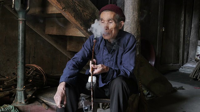 一个正在抽烟斗的中国人
