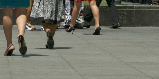 人们在莱佛士广场散步的日常场景