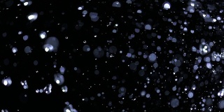 水滴闪烁在黑色背景上的SLO MO场