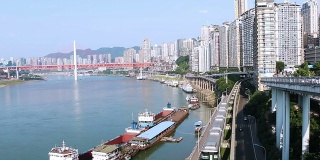 江边的天际线、交通和现代建筑，实时呈现。