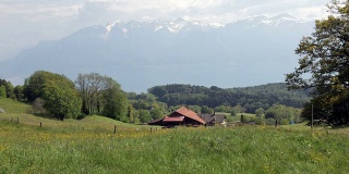 瑞士莱曼湖周围的山脉和自然景观