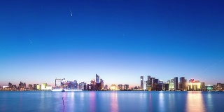 杭州的天际线和现代建筑在江边黄昏到夜晚，时光流逝。