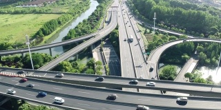 多车道高速公路上繁忙交通的鸟瞰图，实时。