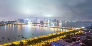 夜深人静，杭州江畔的天际线和现代建筑，时光流逝。