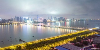 夜深人静，杭州江畔的天际线和现代建筑，时光流逝。
