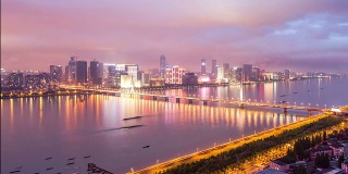 白天，杭州的天际线和现代建筑在河边，时光流逝。