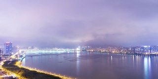 夜深人静，杭州江畔的天际线和现代建筑，时光流逝。
