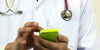 医生使用智能手机和触摸智能手机