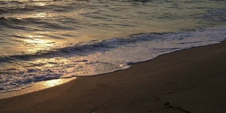 HD:日出时沙滩上的海浪