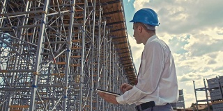 SLO MO土木工程师在建筑工地使用数码板