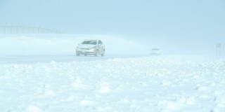 冬季暴风雪与吹雪横跨高速公路和车辆