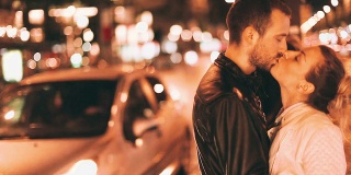 一对浪漫的情侣在街上接吻