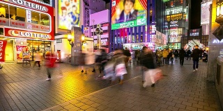 高清延时:行人在大阪难波道顿堀购物之夜