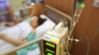 住院使用生理盐水容量输液泵的病人视频素材模板下载