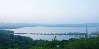 日出时杭州西湖的天际线和景观。时间流逝。