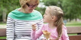 母亲和女儿在吃冰淇淋