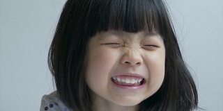 一个中国小女孩做鬼脸的特写
