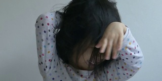 一个中国小女孩做鬼脸的慢镜头特写