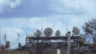 屋顶上的卫星天线视频素材模板下载
