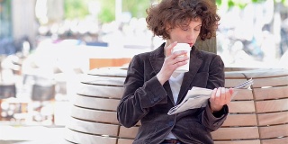成熟的都市女性在户外喝咖啡